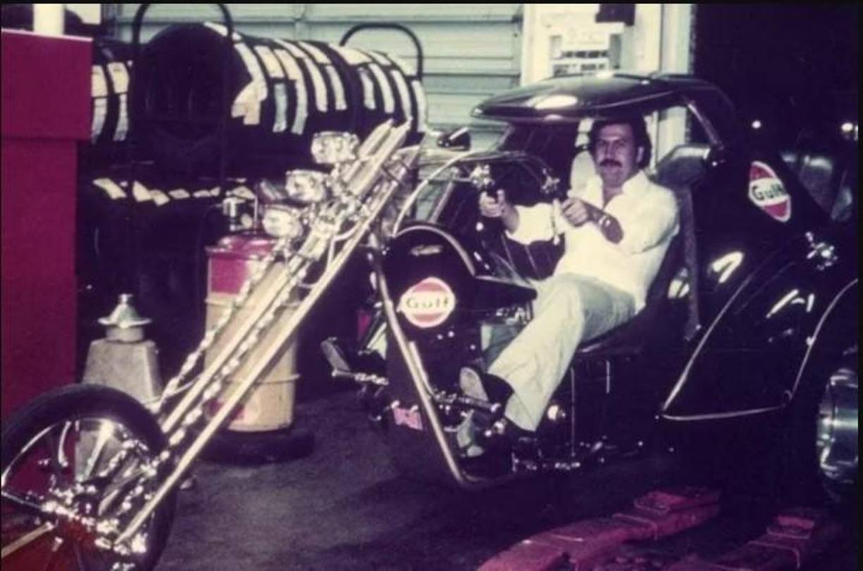 Esta fotografía de Pablo en la mítica moto de James Bond, era una de las fotos más llamativas del museo.