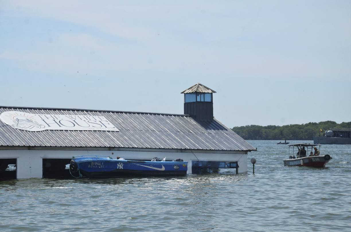 Con menos intensidad, el temblor sacudió la costa norte y central de Perú. En Tumbes el sismo dejó 46 personas afectadas y 12 viviendas con daños, de acuerdo a un reporte oficial. 