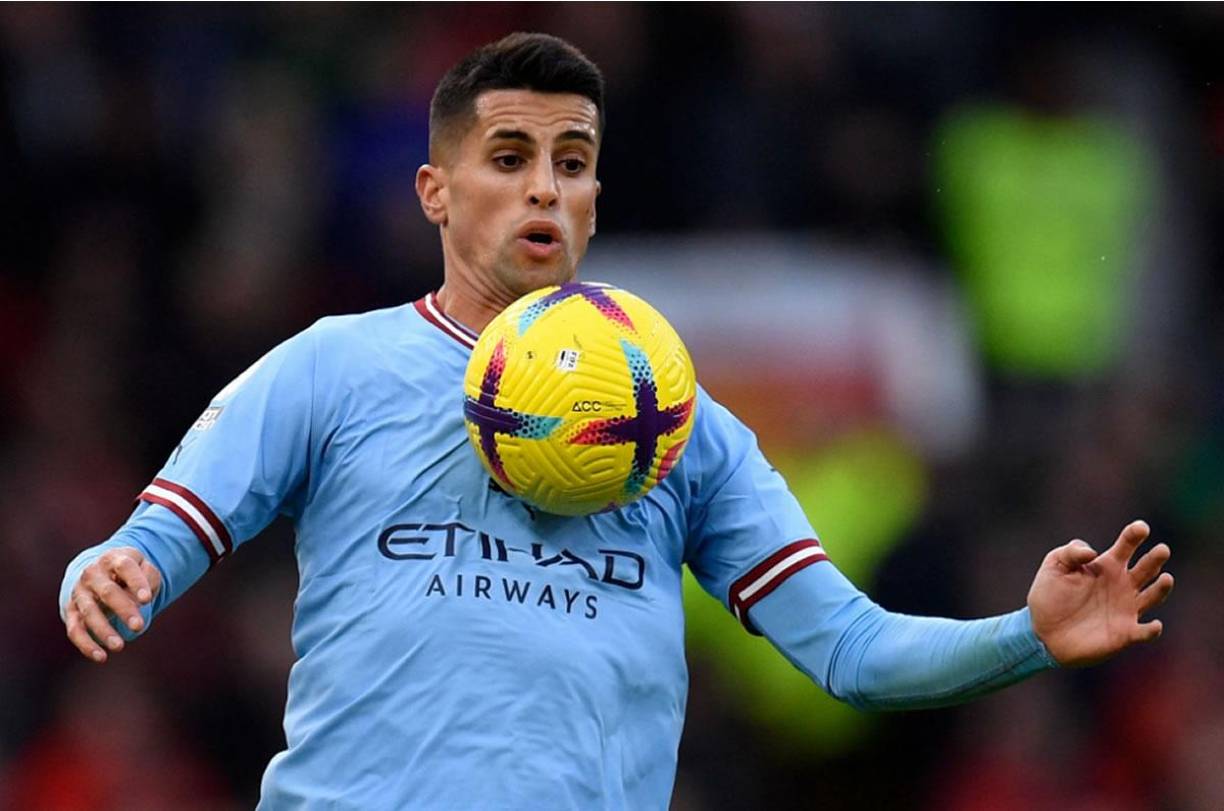 Joao Cancelo será fichaje del FC Barcelona muy pronto. El portugués quiere salir del Manchester City tras regresar de su cesión en el Bayern Múnich y el club azulgrana es el principal favorito para hacerse con sus servicios. Según Fabrizio Romano, su llegada al Barça es cuestión de tiempo y las negociaciones estarían avanzadas con el equipo inglés. El jugador solo quiere el Barça y el acuerdo incluiría una opción de compra no obligatoria.