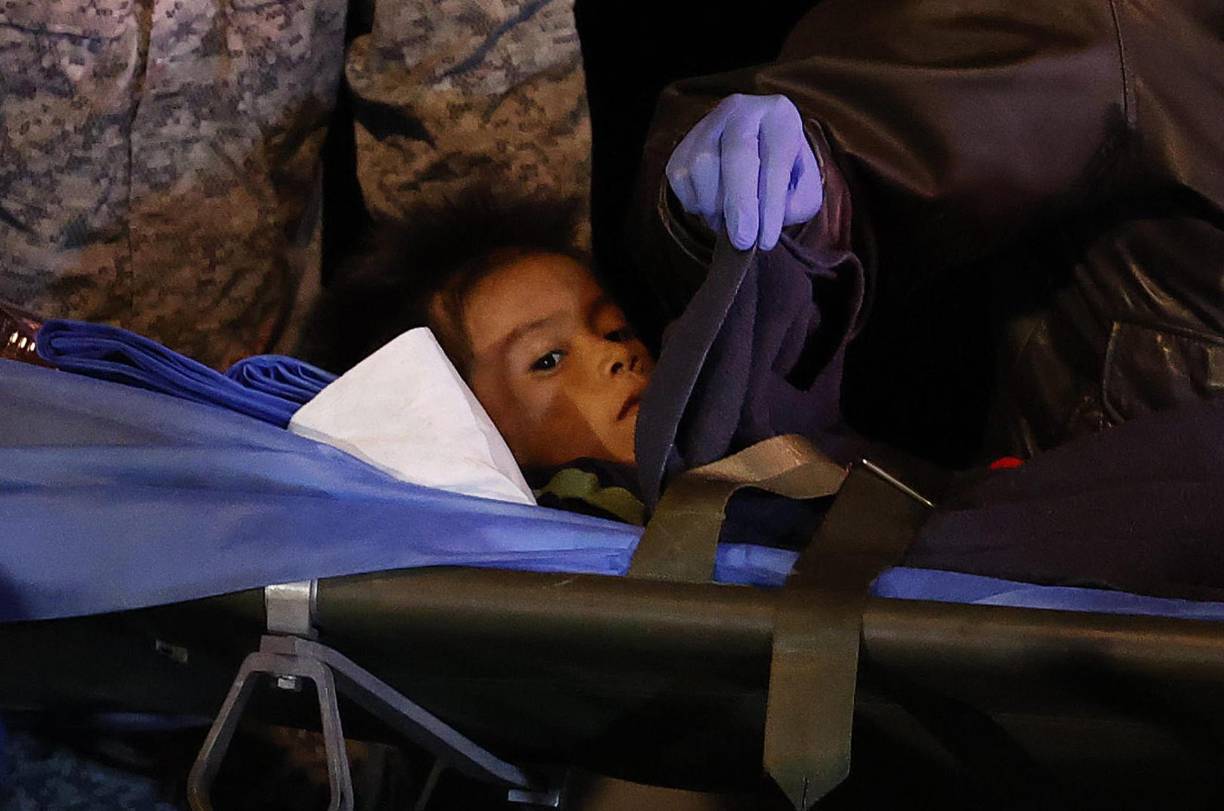 Un helicóptero de la Fuerza Aérea Colombiana (FAC) sacó a los menores de la selva y los llevó hasta San José del Guaviare, capital del departamento del Guaviare, donde un avión C-295 configurado como ambulancia los recogió y los trajo a la capital, donde pasaron la noche en una cama tras más de 40 días a la intemperie. 