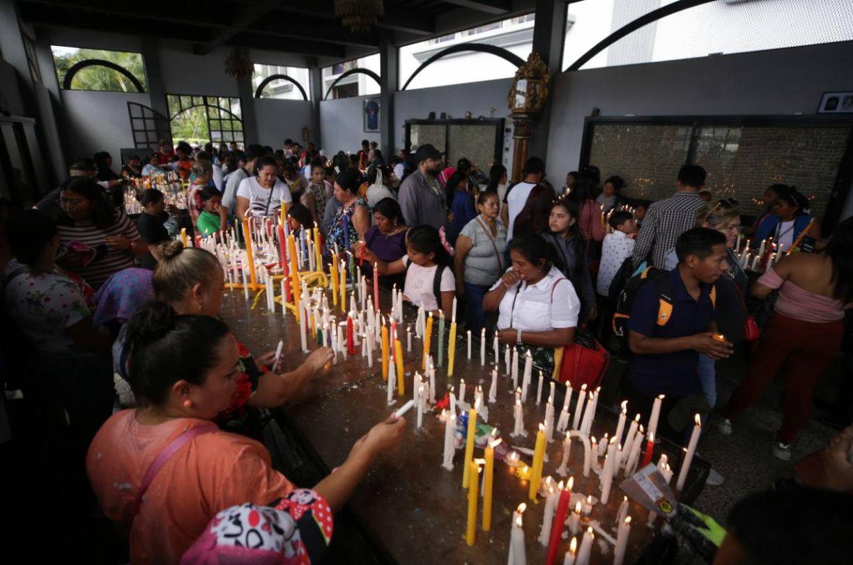 Asimismo, este detalle también se relaciona con un pasaje bíblico del Libro de Apocalipsis, capítulo 12, donde se menciona a una mujer “vestida del sol, con la luna debajo de sus pies y una corona de doce estrellas sobre su cabeza”.