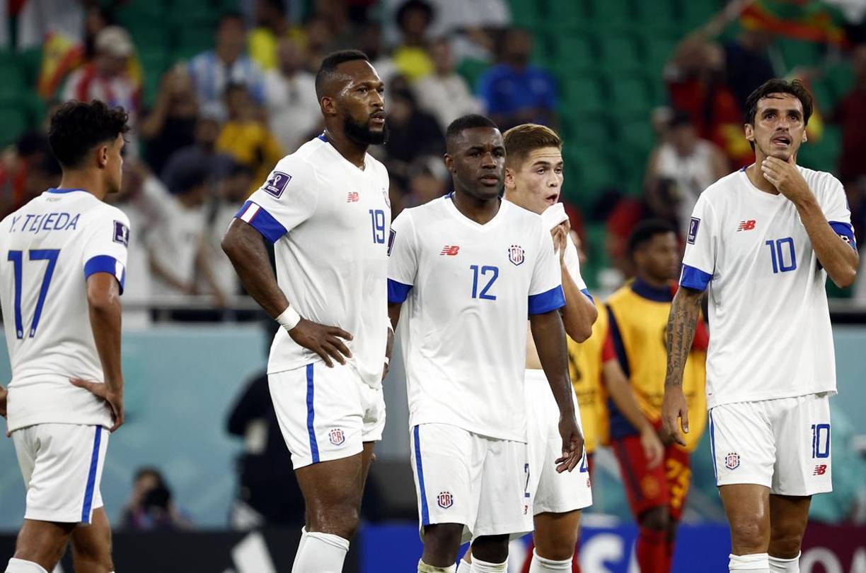 Tristeza y dolor de los jugadores de Costa Rica al final del partido tras la derrota ante España.