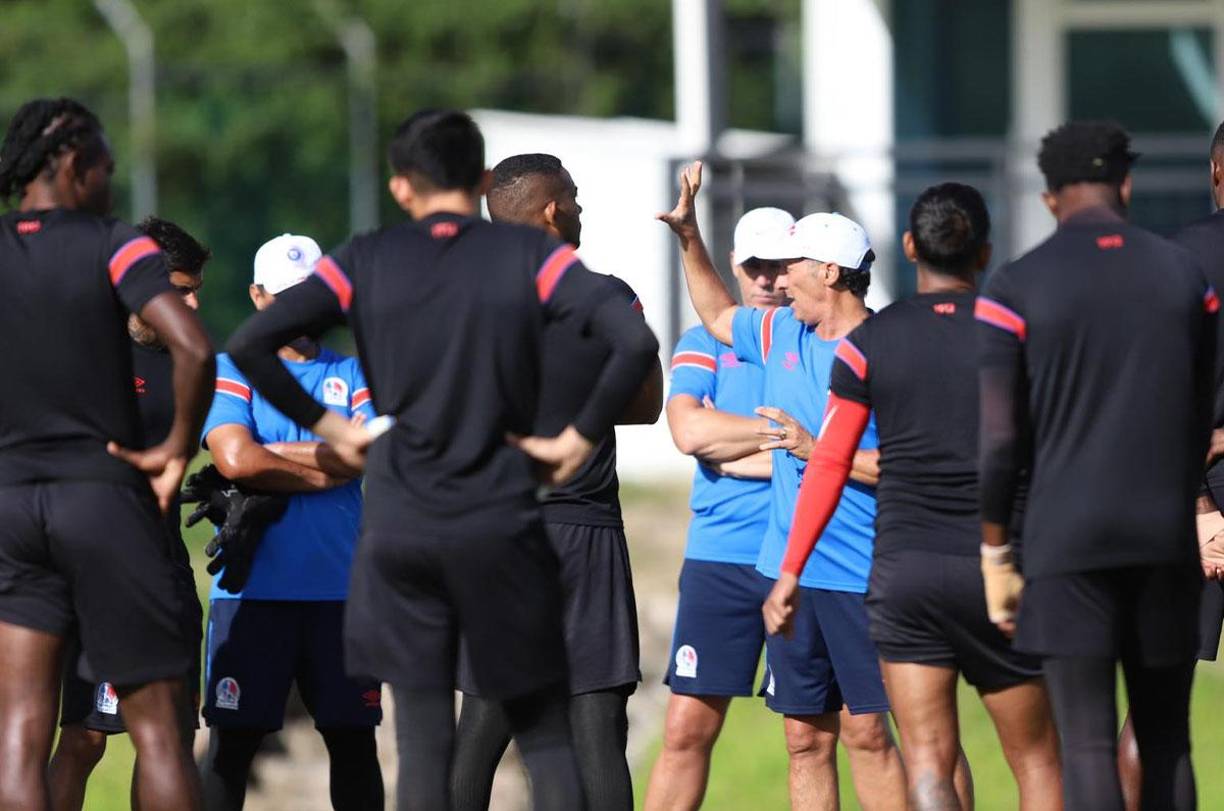 Momento donde Pedro Troglio le brinda la charla a los jugadores del Olimpia. Cada uno de los futbolistas le prestó atención.