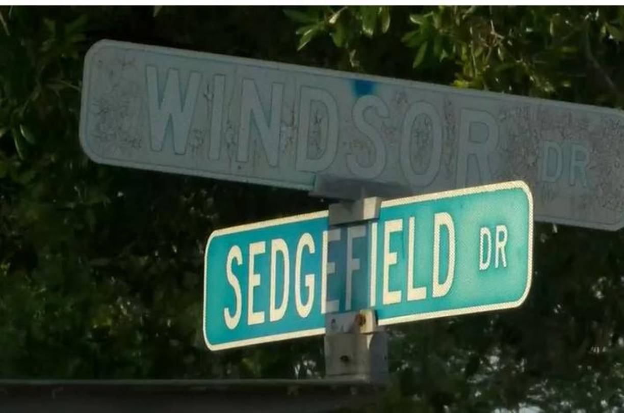 Los detectives de la Oficina del Sheriff alegan que Landon luego metió el cuerpo de la niña en un balde blanco grande que normalmente se usa para el cloro de la piscina. 