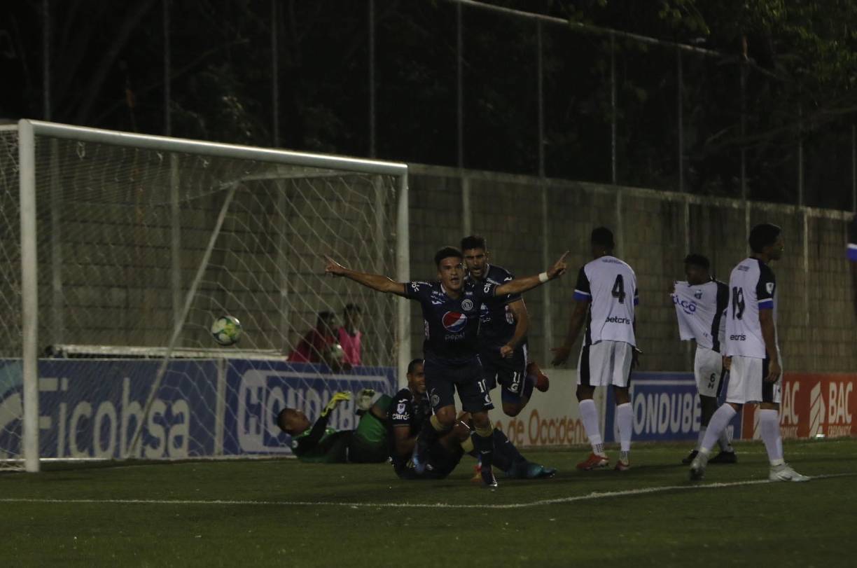 En el segundo tiempo Motagua buscó el empate y llegó un héroe inesperado. Tras un centro del Chino López por la banda izquierda, Gaspar Triverio se encargó dentro del área para conectar el balón y estrenarse en Liga Nacional.
