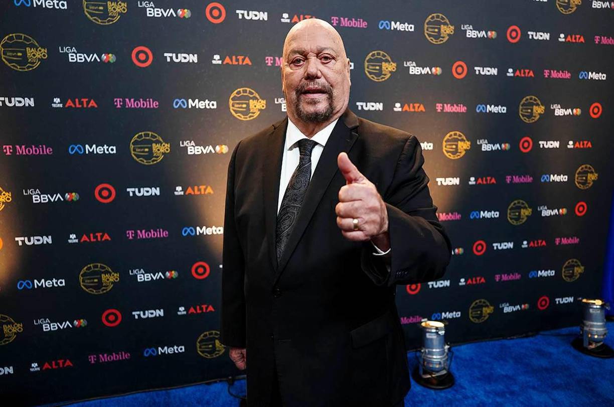 Además, el dueño del “Zambombazo” también encontró un tiempo para agradecer a sus detractores, quienes lo invitaron en convertirse en unas de las voces inconfundibles del futbol mexicano.