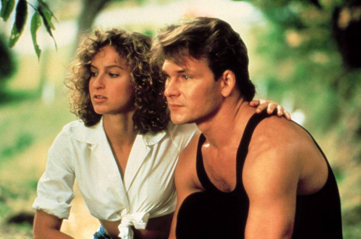 A lo largo de los años, Dirty Dancing (1987) ha dejado una marca indeleble en la historia del cine. Su mezcla de romance, música y danza, acompañada por las interpretaciones de Patrick Swayze como Johnny Castle y Jennifer Grey como Baby Houseman, la convirtió en una película de culto. Sin embargo, a pesar del éxito rotundo de la primera entrega, la saga continuó con varios intentos de revivir la magia de este clásico, aunque con resultados dispares.