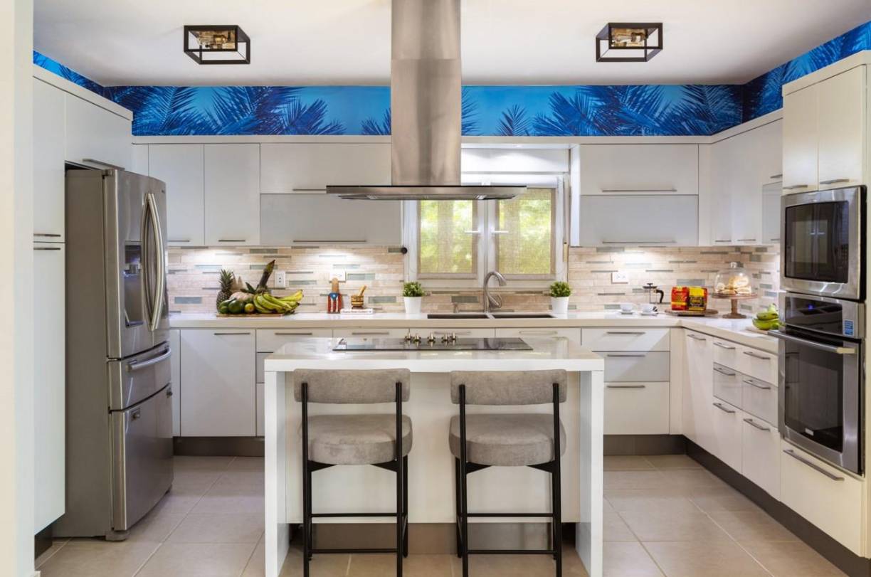 La mansión cuenta con vista a una montaña y está rodeada de naturaleza.