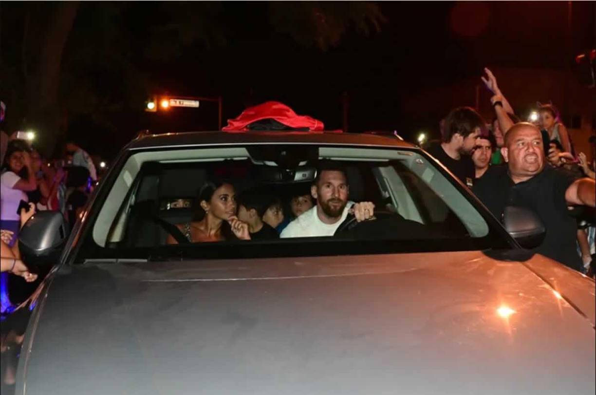 El capitán de la Selección argentina arribó con su esposa y sus hijos a bordo de su vehículo, pero no pudo evitar el desborde de los fanáticos.