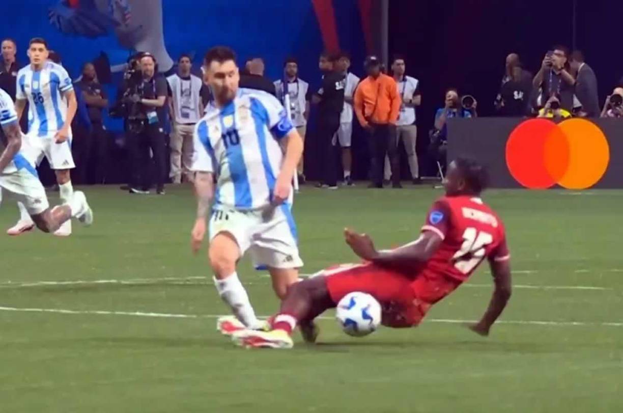 Messi sufrió esta dura entrada por parte del defensa canadiense Moïse Bombito. El corazón de los argentinos se detuvo.