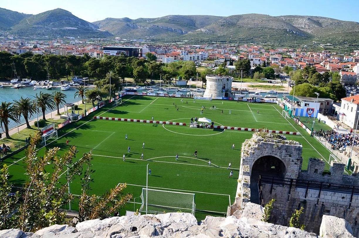 El estadio Igraliste Baratija se ubica en la ciudad croata de Trogir, y entre sus peculiaridades más destacadas, es que está franqueado por dos monumentos históricos protegidos por la Unesco.