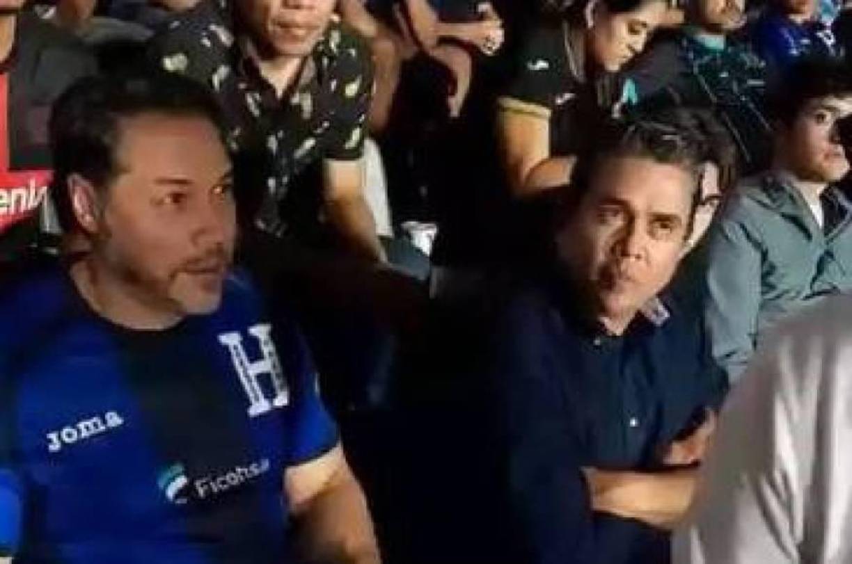 El video muestra a un hondureño que se acerca a Mejía y lo confronta, aunque lo que se dice en la conversación no se escucha claramente. Mejía responde con un golpe en la cara al aficionado, quien reacciona lanzándole las bebidas que tenía en sus manos.