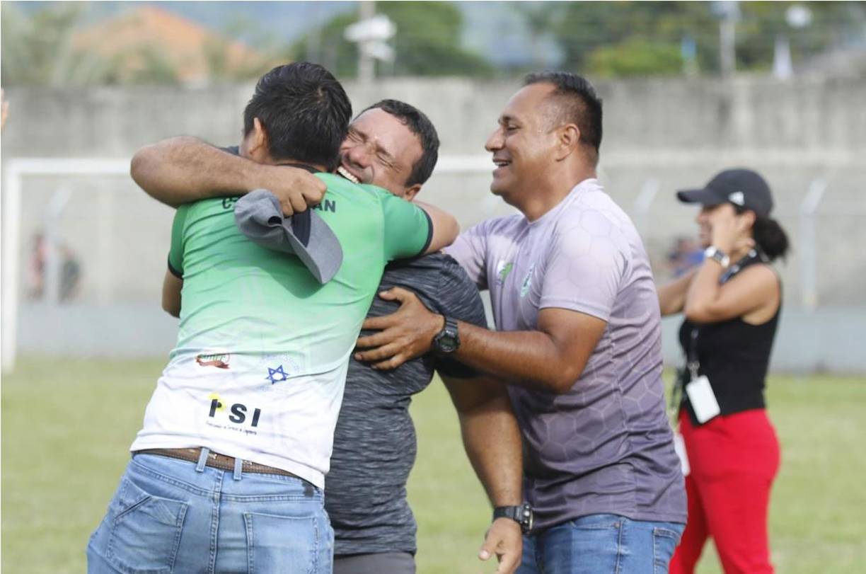 La entrenador del CD San Juan, Jacobo Sabillón, celebró en la cancha con su cuerpo técnico, jugadores y aficionados.