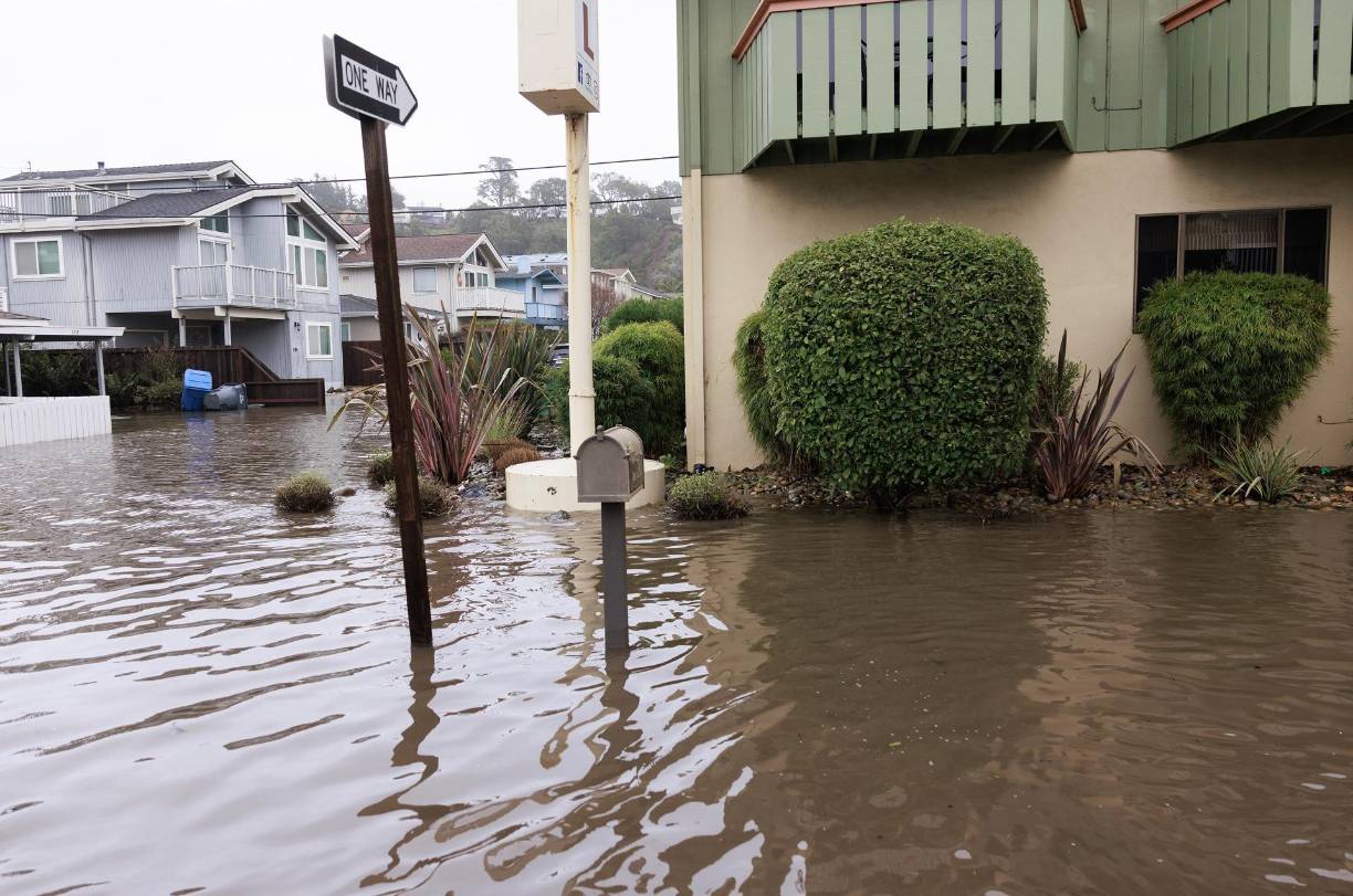 <b> </b>El sábado, trombas de aguas azotaron la costa del Pacífico, lo que provocó el desborde de muchos ríos e inundó zonas urbanas, viviendas y tierras que venían de padecer una sequía que parecía interminable.