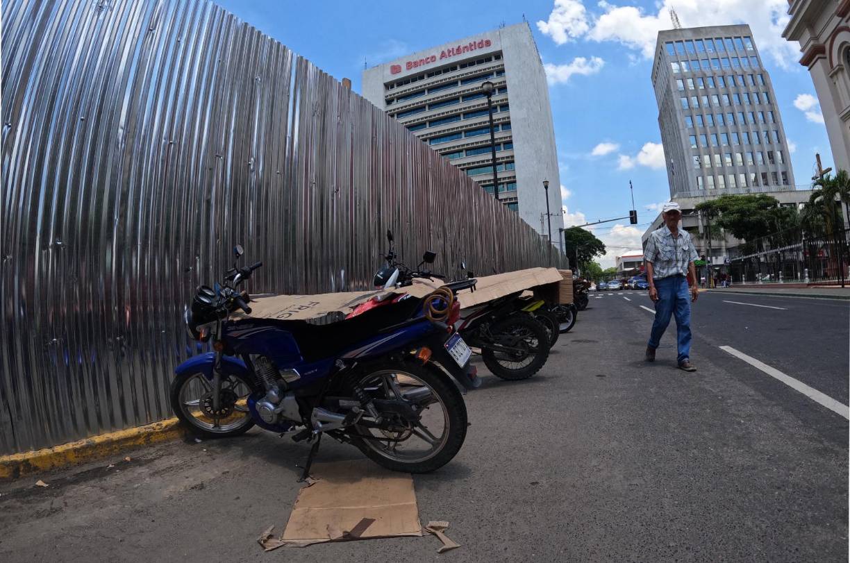 Estacionamientos clandestinos en los que personas obligan a conductores a pagar con dinero por el espacio, carriles bloqueados y vehículos en doble fila es el "día a día" en la tercera avenida.