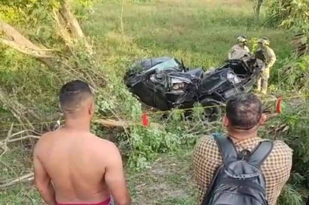 El vehículo en el que se conducían se fue a una hondonada y quedó destruido en su totalidad. 