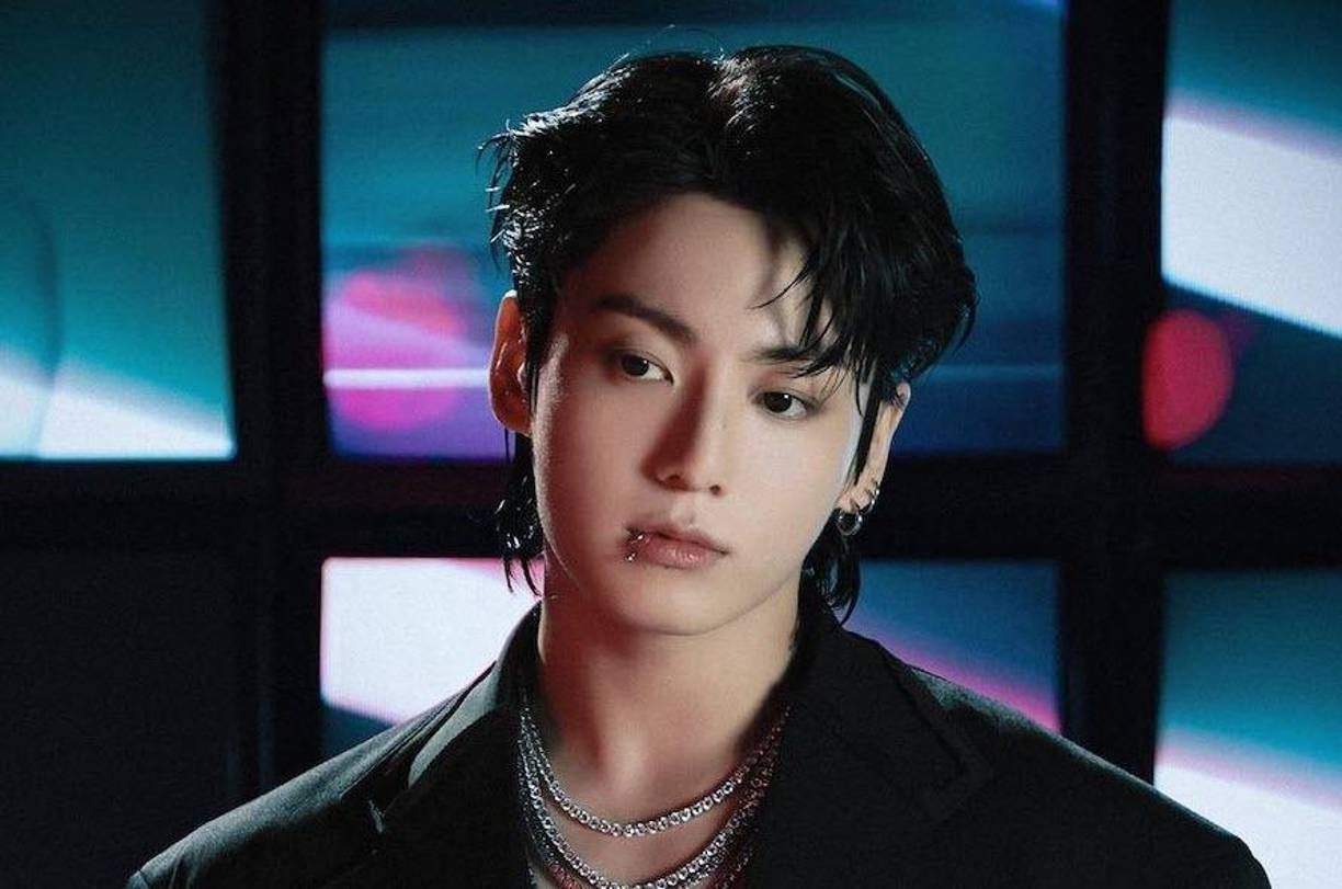 Enseñó la decoración de su sala y su cocina, además de resaltar un detalle especial: su bar personal, donde está aprendiendo a preparar cócteles. También afirmó que instaló equipo de karaoke en casa para poder divertirse y practicar su técnica vocal.