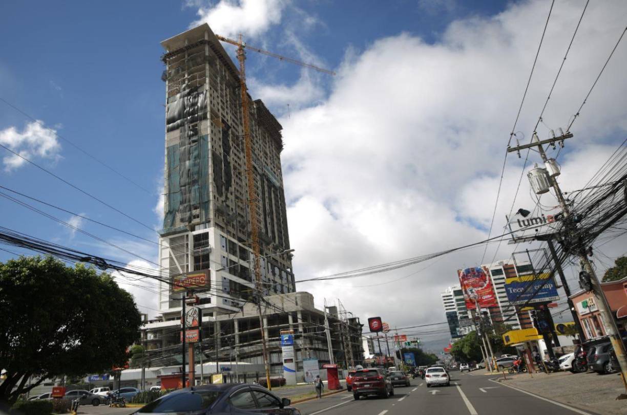 Este edificio Torre Atlas, desarrollado por Grupo Celaque, en la capital hondureña, sobresale con una altura de 136 metros en 42 niveles. La entrega del edificio está prevista para julio. En diciembre de 2024, la Torre Atlas culminó la construcción de los niveles alcanzando su altura final. 