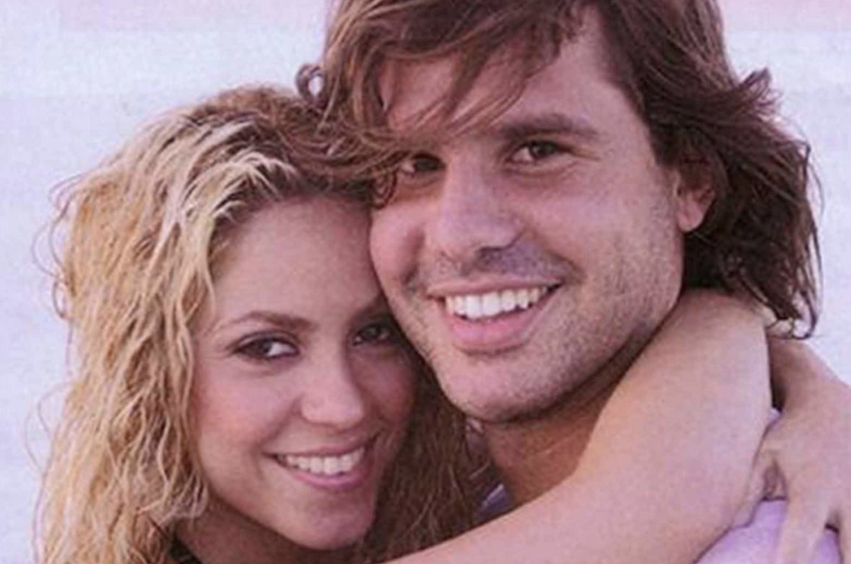 Su relación más importante, después de Piqué, fue con el argentino Antonio de la Rúa. El hijo del expresidente del país sudamericano se enamoró de Shakira en el año 2000 y, según ella, fue mutuo y a primera vista. 