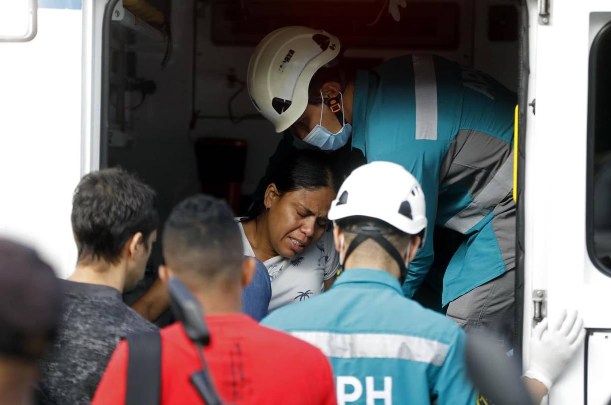 “En un accidente en el Metrocable de Medellín se cae una cabina entrando a la estación Popular, en la cual viajaban 11 personas, una de las cuales lastimosamente fallece en el centro asistencial por la gravedad de las heridas”, informó a periodistas el director del DAGRD, Carlos Quintero. 