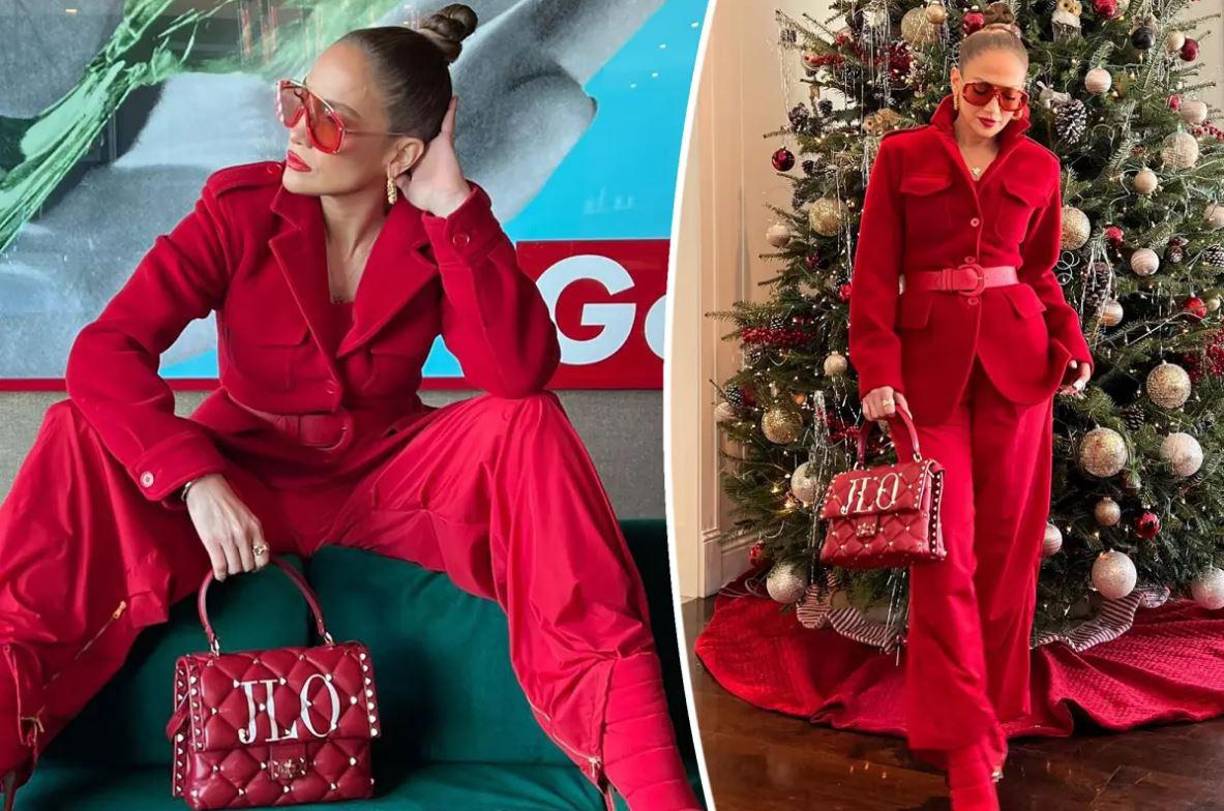 A principios de diciembre también conquistó a sus seguidores al lucir un abrigo rojo de Max Mara, con un cinturón ancho rojo sobre un mono a juego. La estrella también lució unas botas rojas de tacón de su propia marca de zapatos con DSW y un bolso de Valentino con su nombre estampado en él.