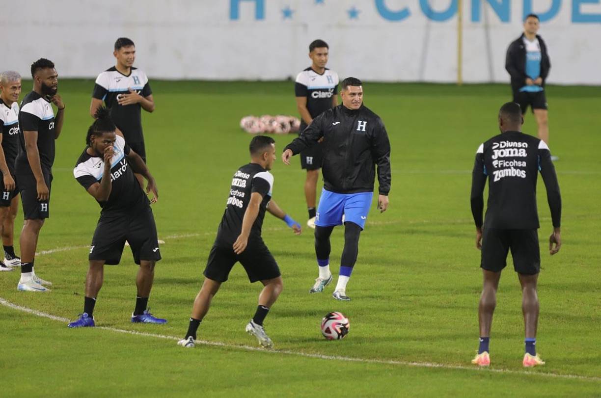 Al portero Harold Fonseca también le tocó estar en el rondo en el centro del campo.