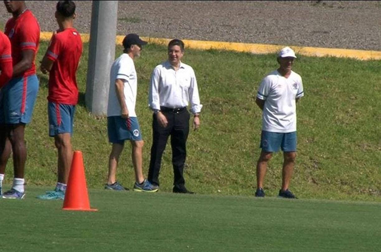 El presidente del Olimpia saludó a todo el cuerpo técnico del equipo.