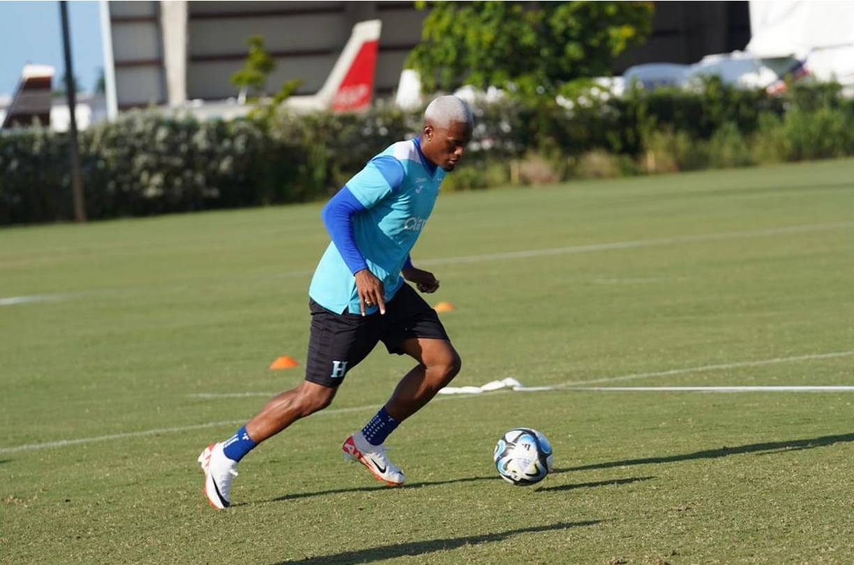 Deiby Flores - El mediocampista del Fehérvár FC de Hungría estaría en el centro del campo en Jamaica.