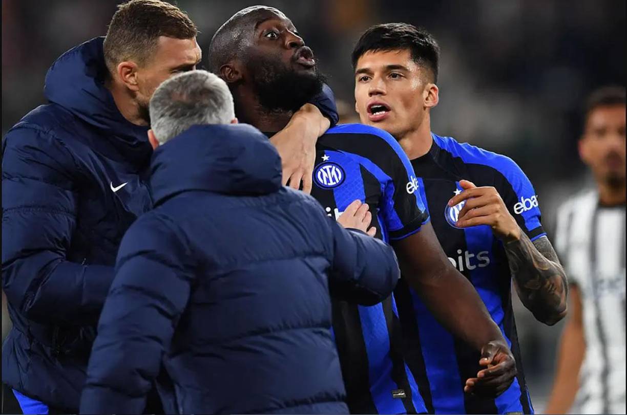 Romelu Lukaku estaba desquiciado y sus compañeros lo tuvieron que controlar.