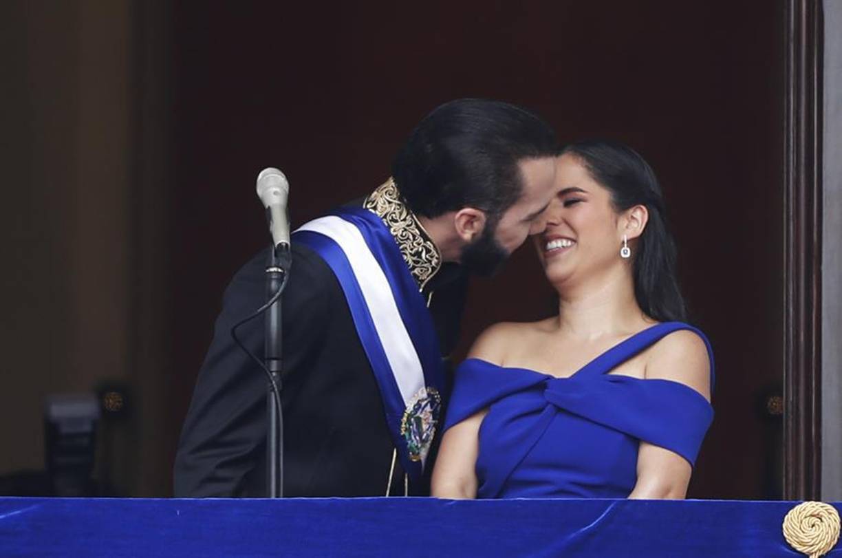 Bukele le dio un efusivo beso a su esposa Gabriela Rodríguez tras su juramentación.