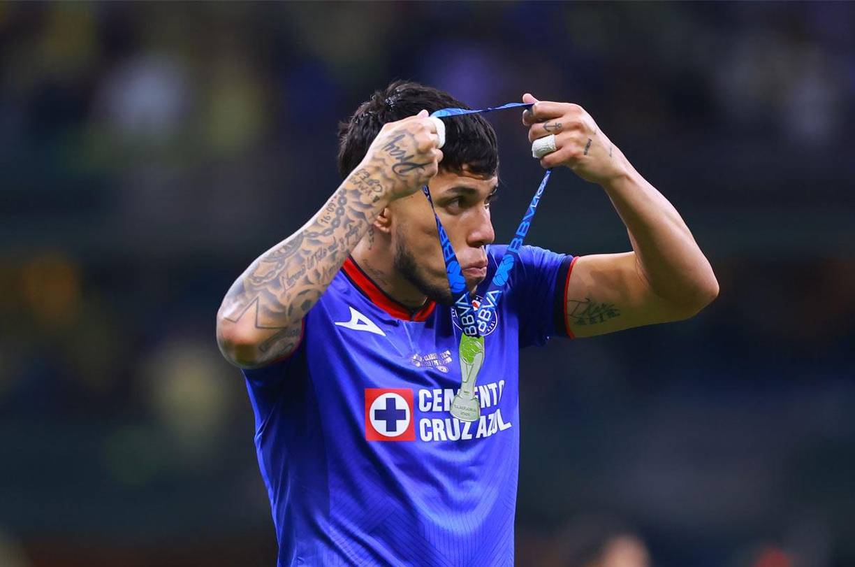 Y es que Carlos Salcedo quiere jugar en el extranjero, por lo que busca cambiar aires, y ya emprendió búsqueda de algún club junto a su agente, entre ellas, desde la MLS.