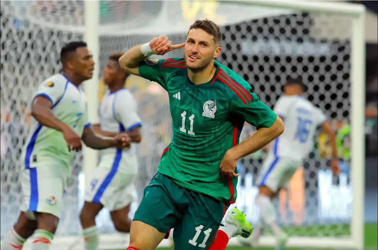 La celebración de Santi Giménez tras su gol que le dio a México el título de la Copa Oro 2023.
