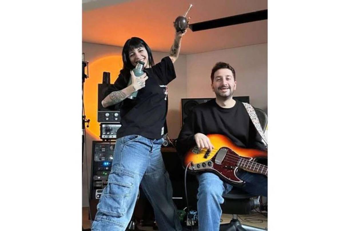 Fue el mismo productor quien se atrevió a romper el silencio y explicar detalladamente el por qué detrás de su convivencia tan cercana con Cazzu.