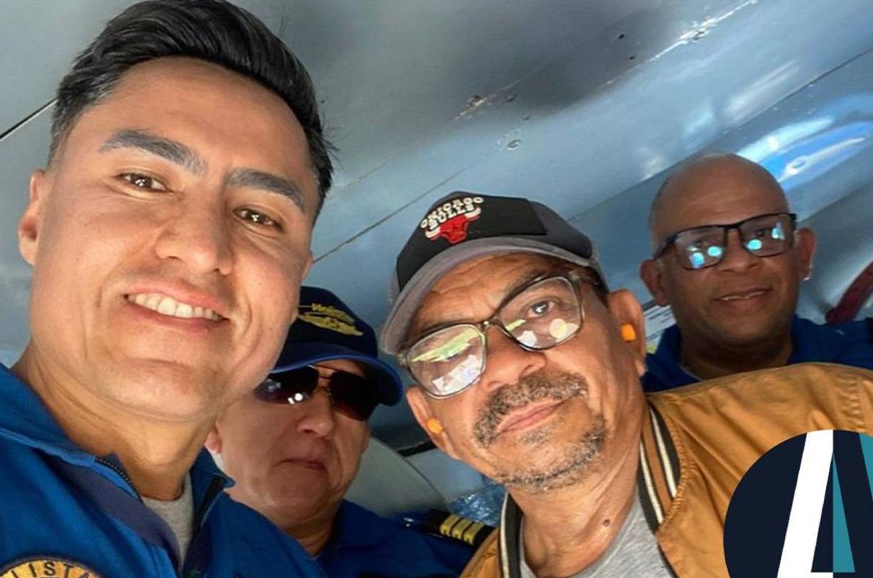 Los pilotos de la aeronave se tomaron fotografías con Luis Manuel Díaz. 