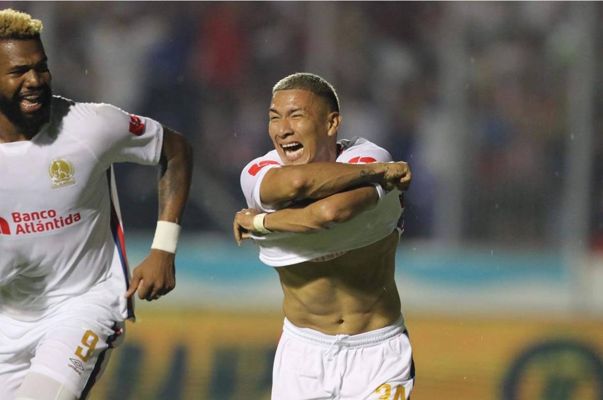 Un Kevin López eufórico corre a celebrar su gol que le dio el título al Olimpia ante Olancho FC.