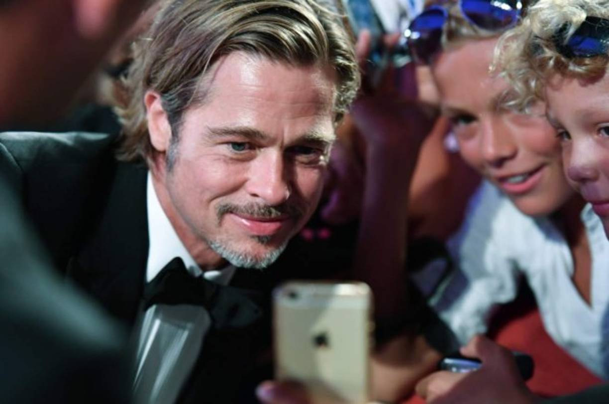 Pitt, convertido en melancólico astronauta por el director James Gray, ha mostrado ante sus 'fans' su lado más encantador y paciente, y ha dedicado más de quince minutos a firmar y hacerse 'selfis' con ellos, vestido de esmoquin.