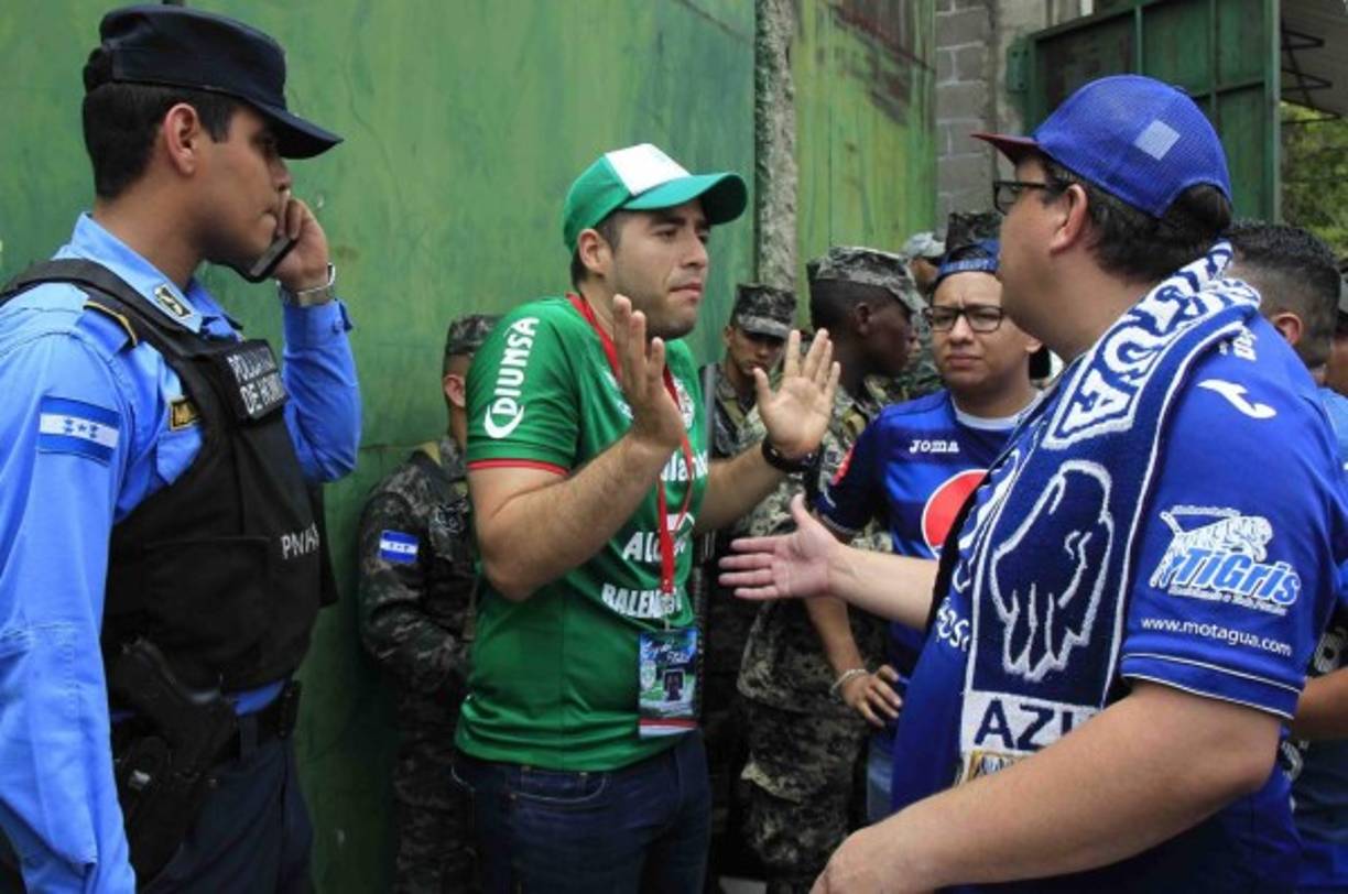 Por unos minutos, aficionados del Marathón y Motagua tuvieron algunas discusiones pero al final el asunto se resolvió.