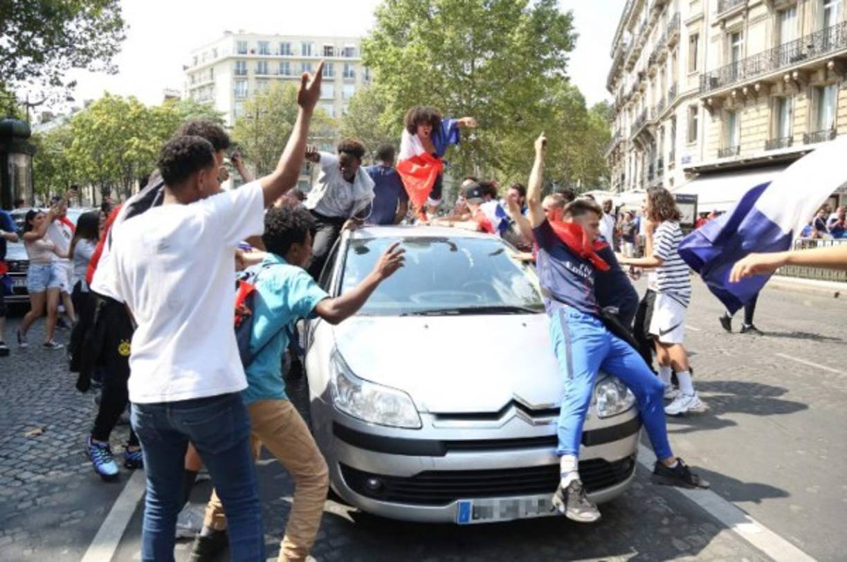 Decenas de jóvenes celebraron el segundo título frances.