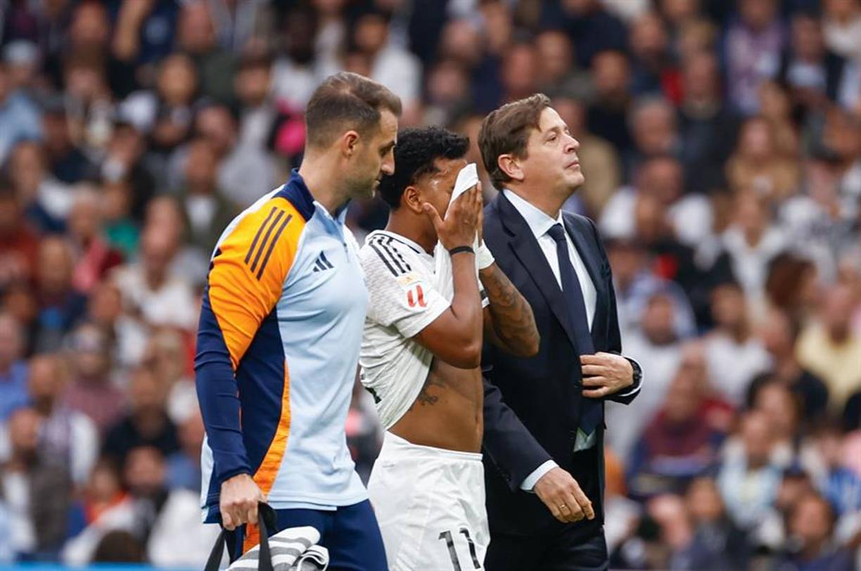 Rodrygo no pudo contener la emoción al ser sustituido por Brahim Díaz y llegar al banquillo. Antes recibió un beso de ánimo de su compatriota Éder Militao y un abrazo de Kylian Mbappé.