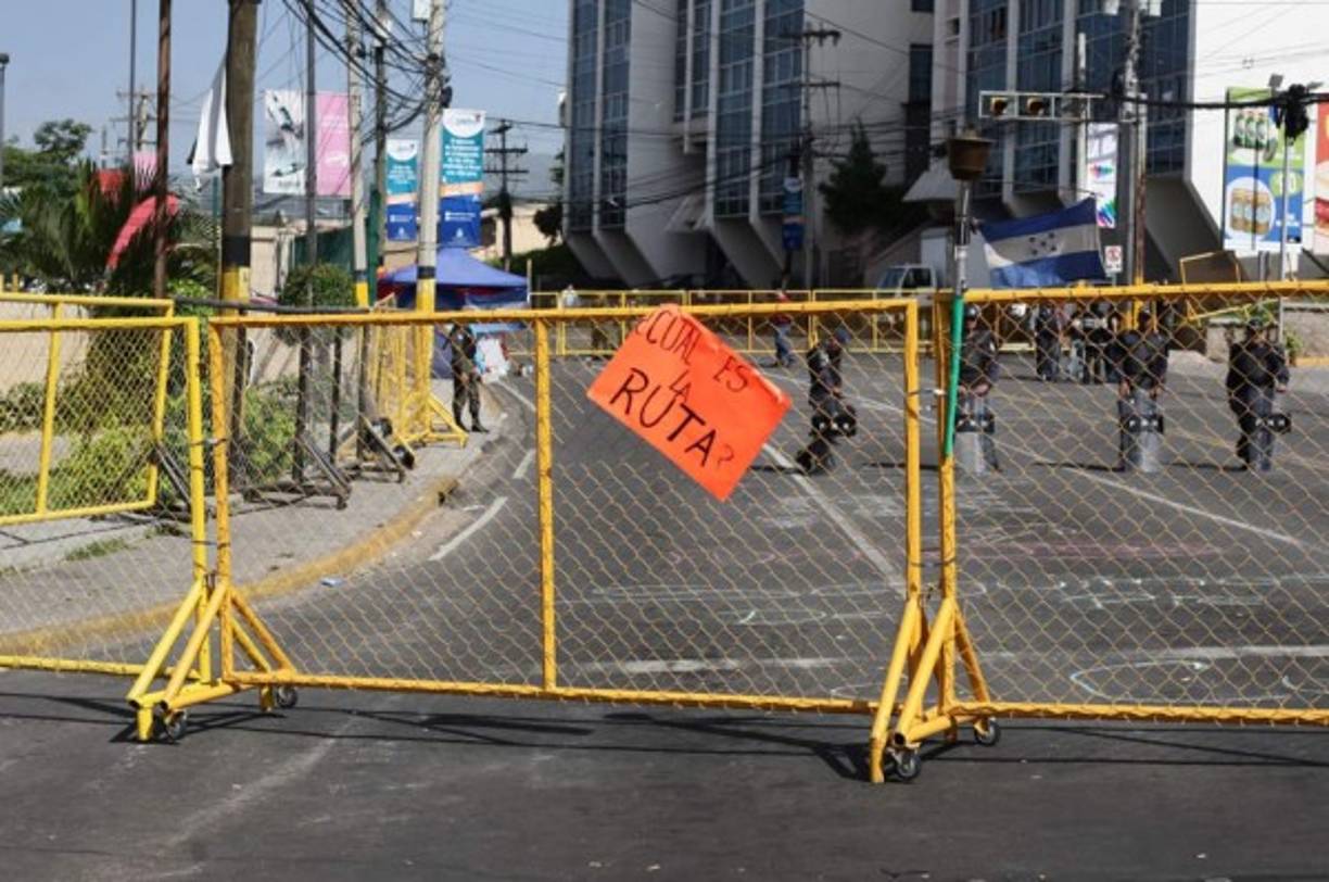 Policía Nacional de Honduras de fondo.