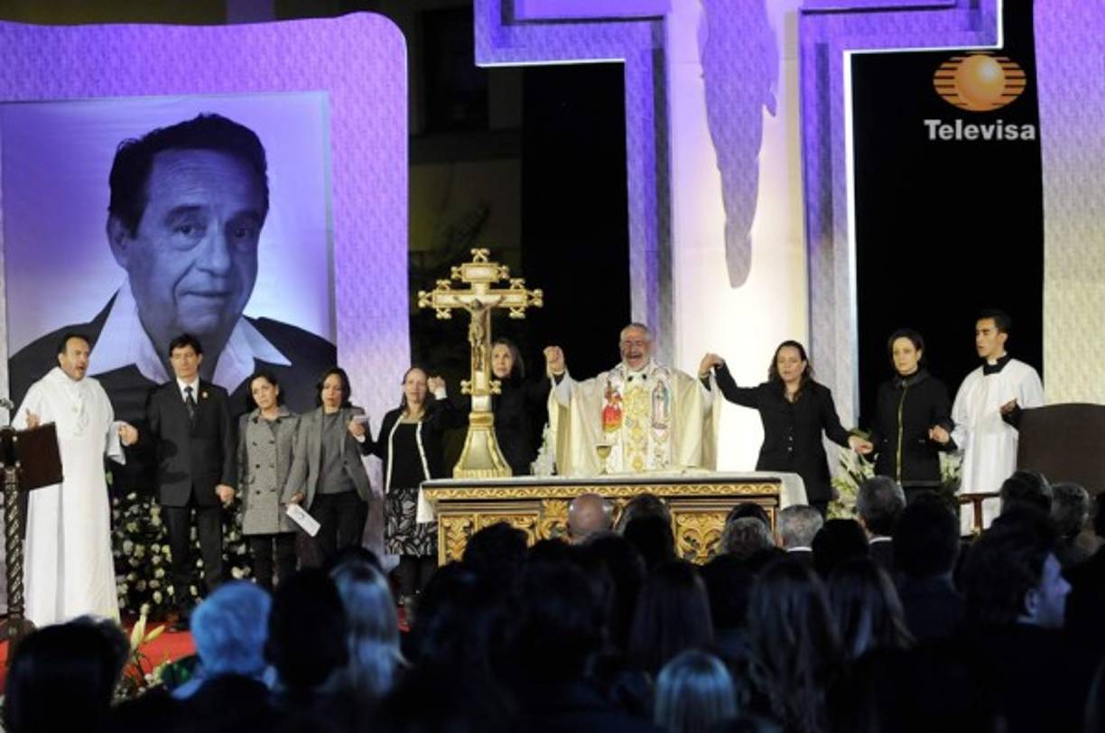 El homenaje de cuerpo presente, celebrado en la Plaza de las Estrellas de Televisa San Ángel, arrancó a las 20:15 horas.