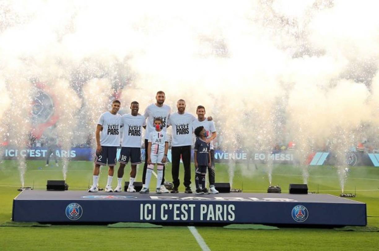 La espectacular presentación de los fichajes del PSG en el estadio Parque de los Príncipes.