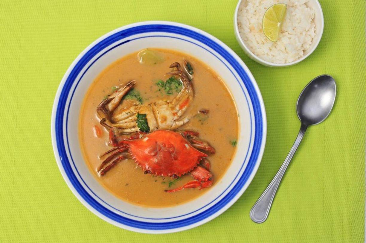 Sopa de jaiba¿Cómo hacerla?La sopa de jaiba es una de las sopas icónicas con raíces garífunas de la zonas caribeñas. En ella se resalta el sabor de sus deliciosas jaibas, además, en sus comidas típicas incluyen leche de coco, guineo verde, yuca o plátano. La sopa puede contener piezas enteras de la jaiba, o bien sólo su carne. Al igual que la sopa de pescado la denominación de esta sopa es genérica y dependerá de la variedad local.