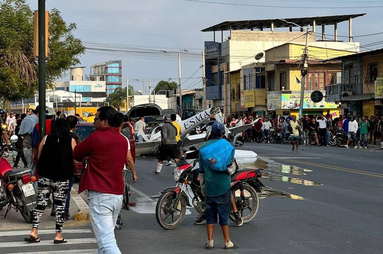 El accidente aéreo se suscitó en el municipio de La Libertad, en la provincia costera de Santa Elena, en el suroeste de Ecuador. 