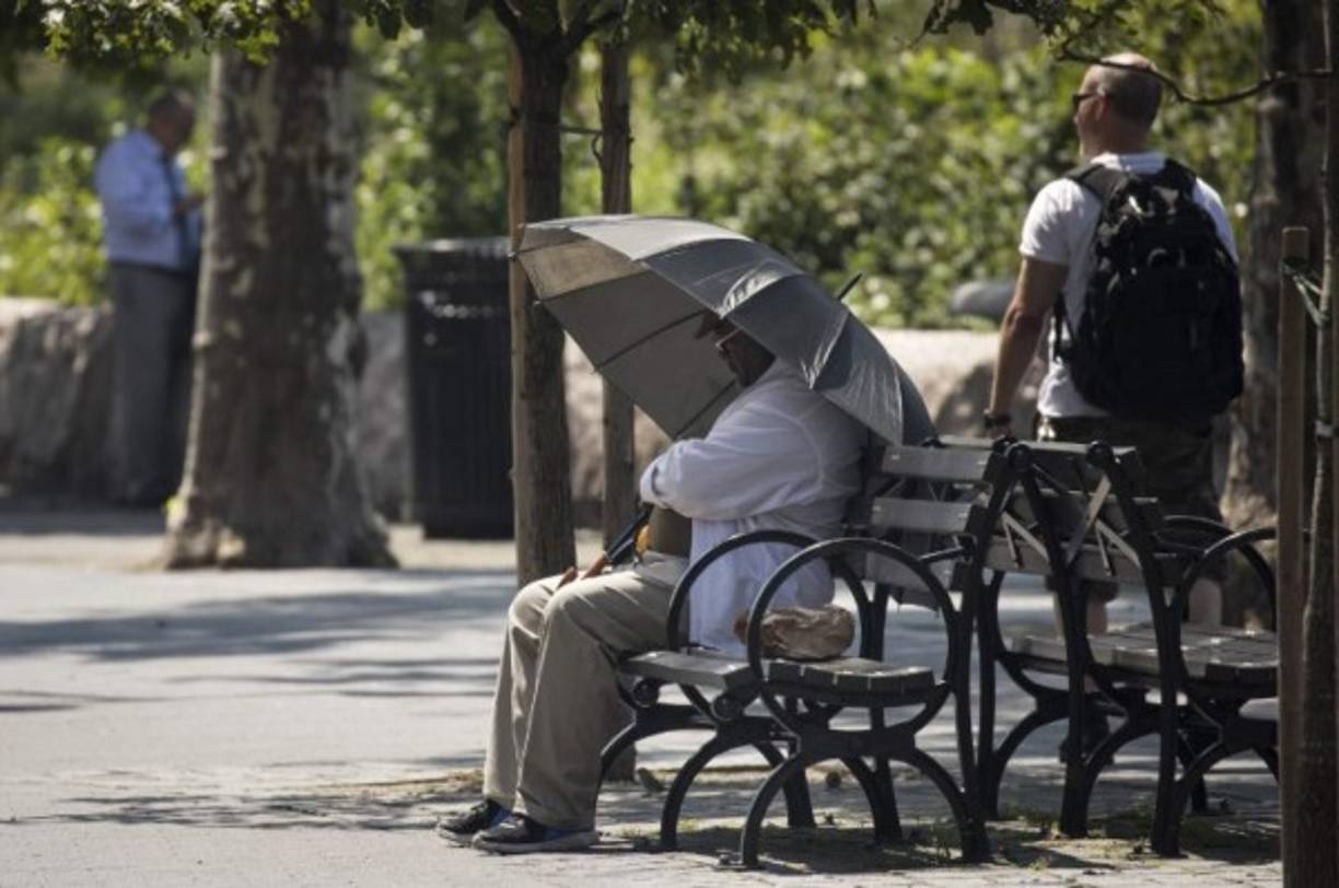 El fenómeno se debe a un anticiclón anclado en el Atlántico, y que está moviendo aire desde el sur hacia el noreste del país.