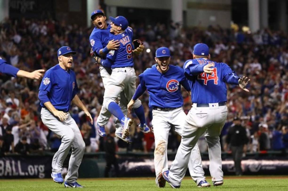 Los Latin Grammy rindieron homenaje al campeonato de los Chicago Cubs en la Serie Mundial tras 108 años de sequía. Los jugadores Aroldis Chapman y Javier Báez entregaron un premio en la gala.