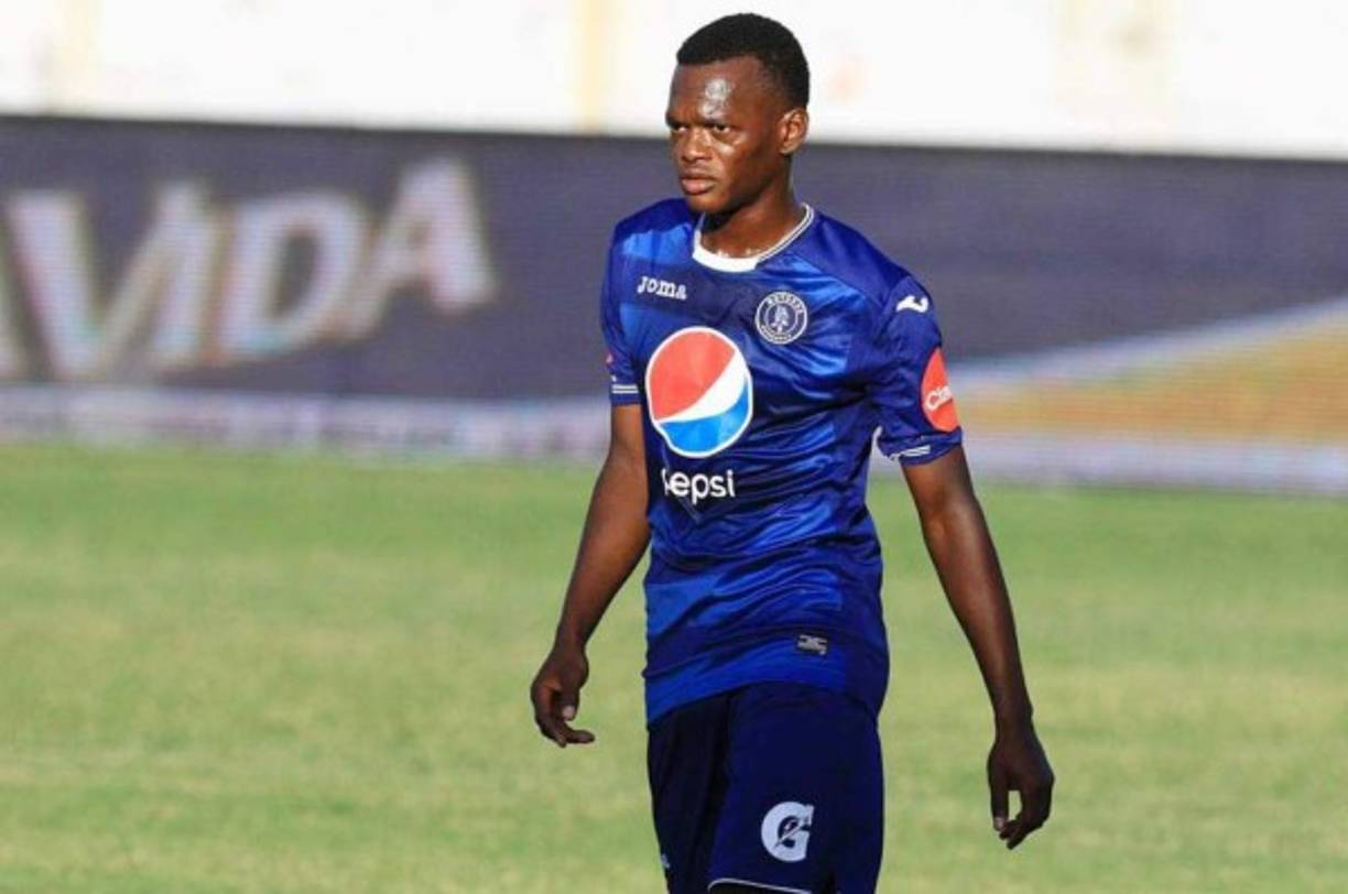 Félix Crisanto: Tras la venta de categoría de Lobos BUAP de México, el lateral derecho no sabe dónde jugará en el próximo torneo, su ficha le pertenece al Motagua y podría volver al cuadro azul. 'Lo único seguro es el Motagua, veremos cual es la mejor opción', dijo.