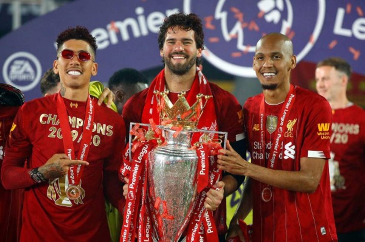 Roberto Firmino, Alisson Becker y Fabinho posando con la Copa.