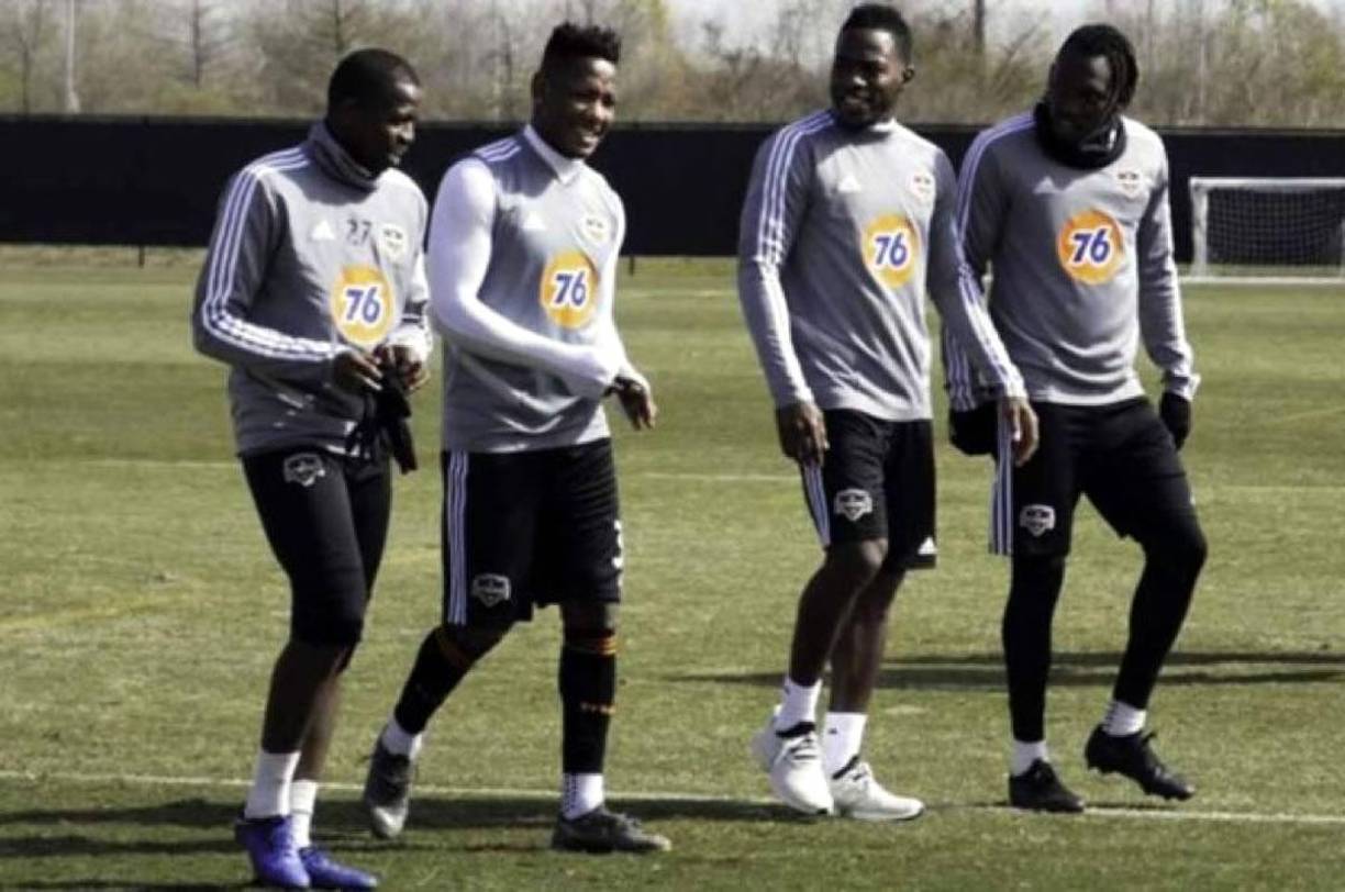 Días después Romell Quioto rompió el silenció y atizó contra dos de sus compañeros en el Houston Dynamo. ¿De qué manera han reaccionado sus compañeros hondureños ante tal situación? se le consultó y esto respondió: “Con el único que he hablado de esta situación y me ha dado consejos es Alberth Elis, con quien esta de más decirlo tengo una muy buena relación, los demás (Maynor Figueroa y Boniek García) me han dado la espalda, en una ocasión me encontré a Maynor y solo me preguntó por cuanto tiempo estaría suspendido, ellos me dieron la espalda, no les importó, el único que me ha dado su respaldo es Elis, de allí los demás nada que ver, el siente mi dolor y le agradezco, en momentos difíciles como este, es que te das cuenta quienes son tus amigos y quienes no lo son”.