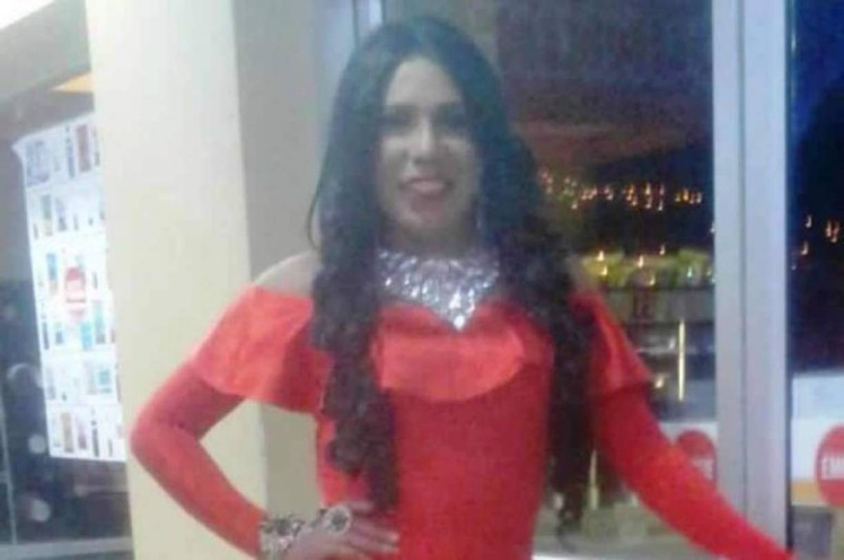 Un hombre fue encontrado sin vida este martes con señales de haber sido estrangulado y posteriormente encostalado en un sector de la colonia Smith, al norte de Tegucigalpa, capital de Honduras. La víctima fue identificada como Marco Tulio Montoya (29), mejor conocido como 'Sherly', un travesti miembro de Muñecas de Arcoiris que había desaparecido la medianoche del domingo.